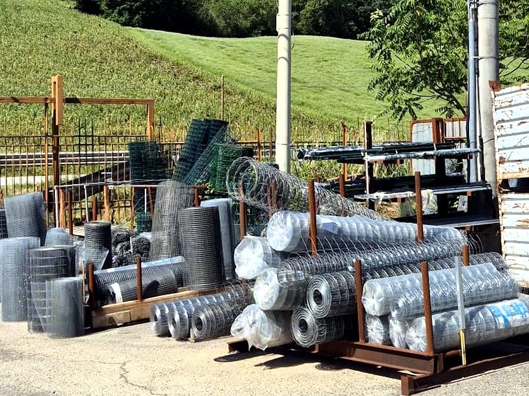 Reti metalliche e recinzioni nel piazzale